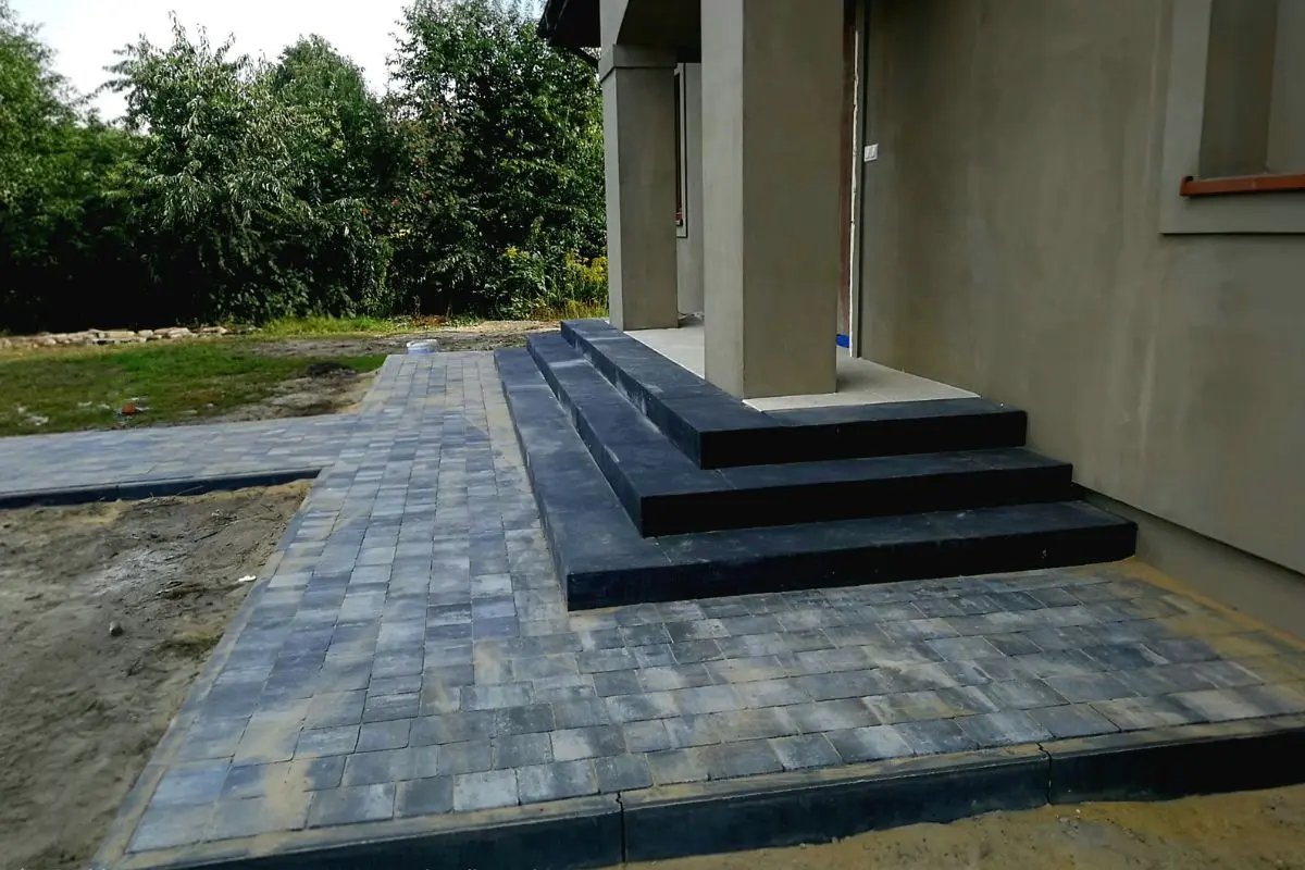 Chodnik przy budynku jednorodzinnym