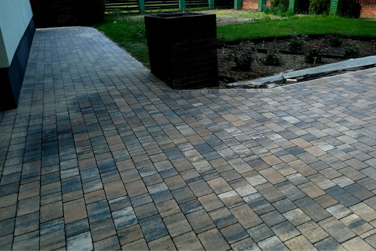 Ścieżka przy domu z odprowadzeniem wody