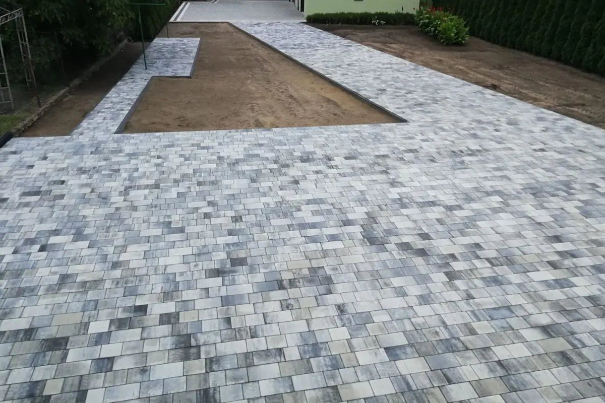 Plac, chodnik i ścieżka z kostki