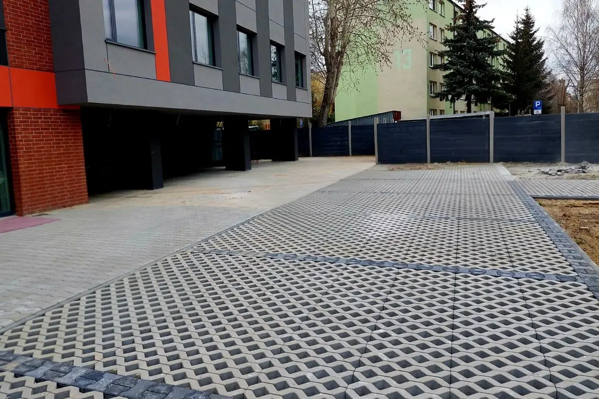 Parking przy budynku publicznym