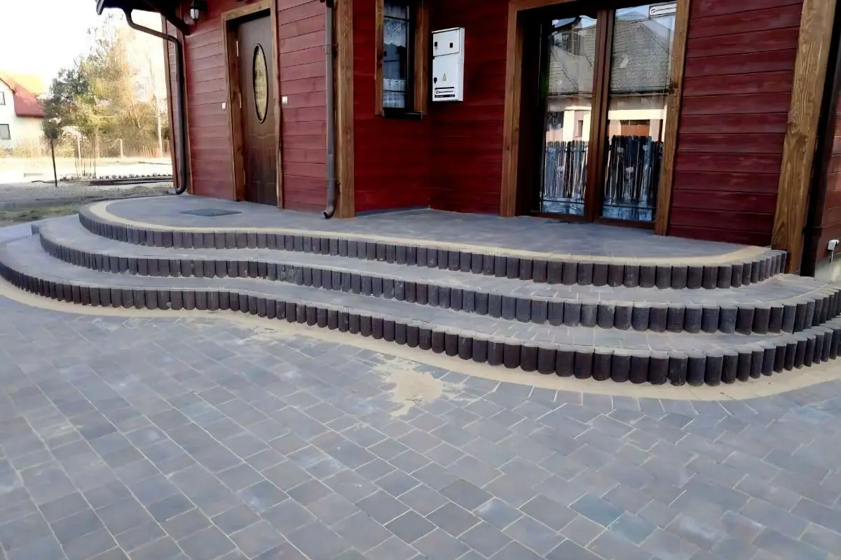 Podjazd z ozdobnymi schodami