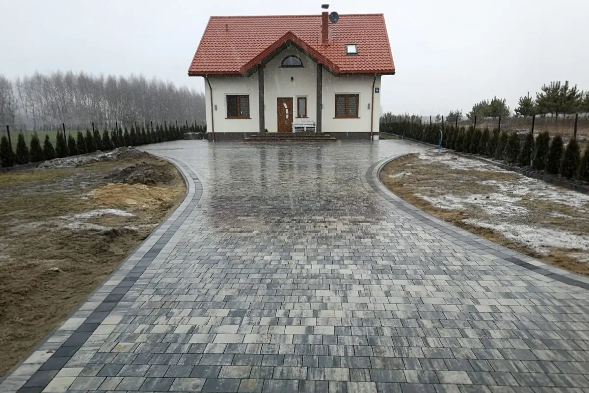 Elegancki podjazd z kostki brukowej