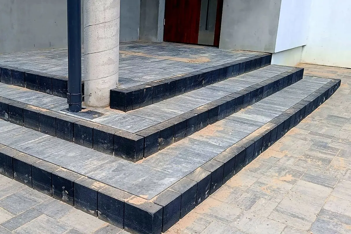 Schody przy domu jednorodzinnym