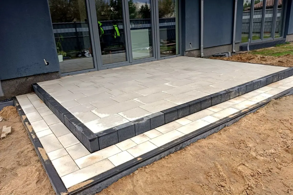 Schody przy budynku publicznym