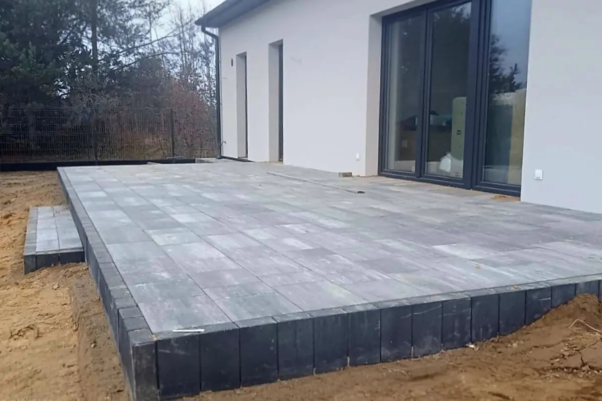 Taras przy domu jednorodzinnym