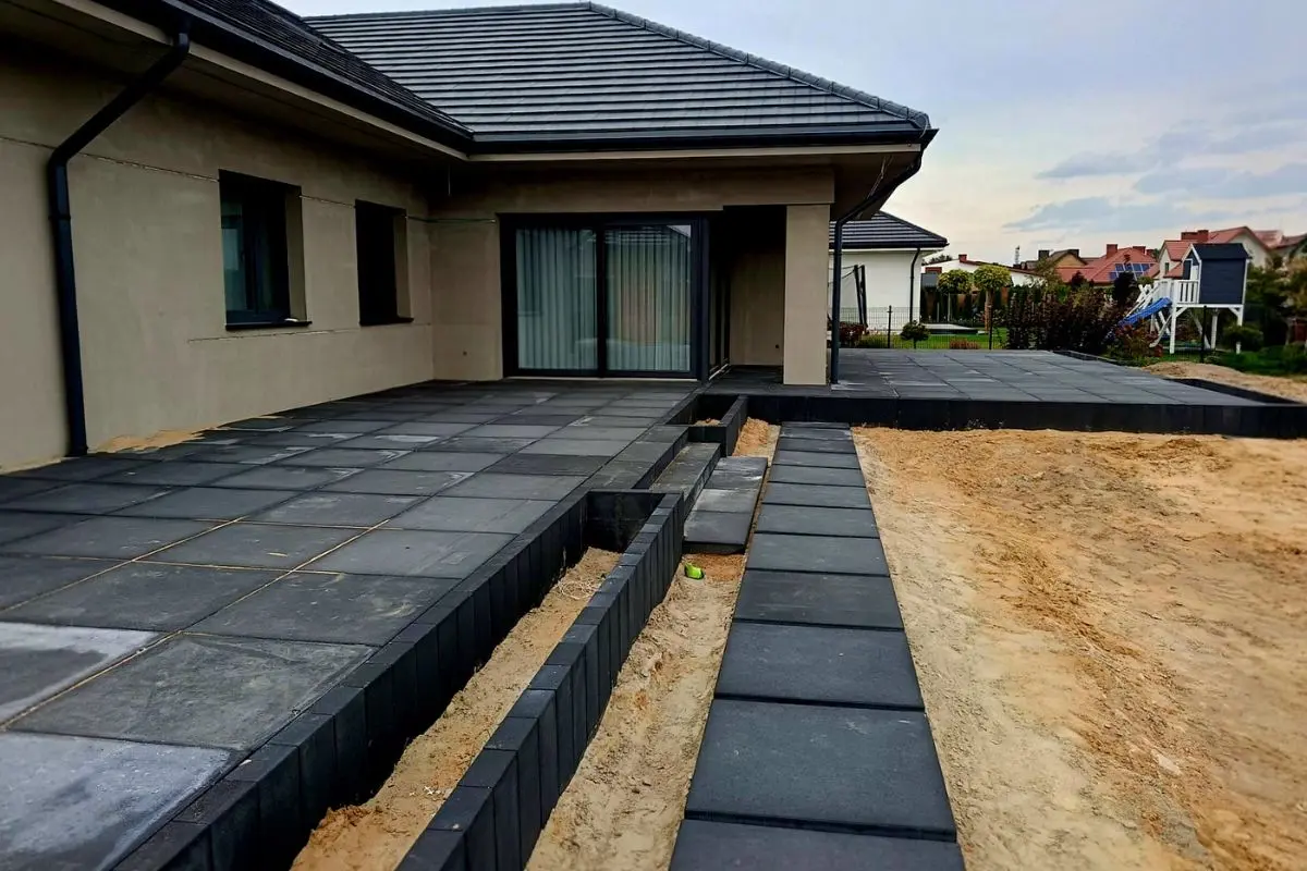 Taras i patio przy nowym domu jednorodzinnym