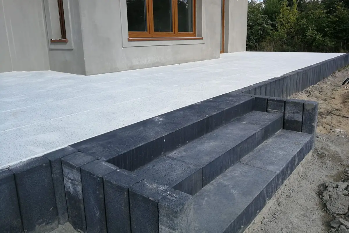 Przestronny taras przy domu