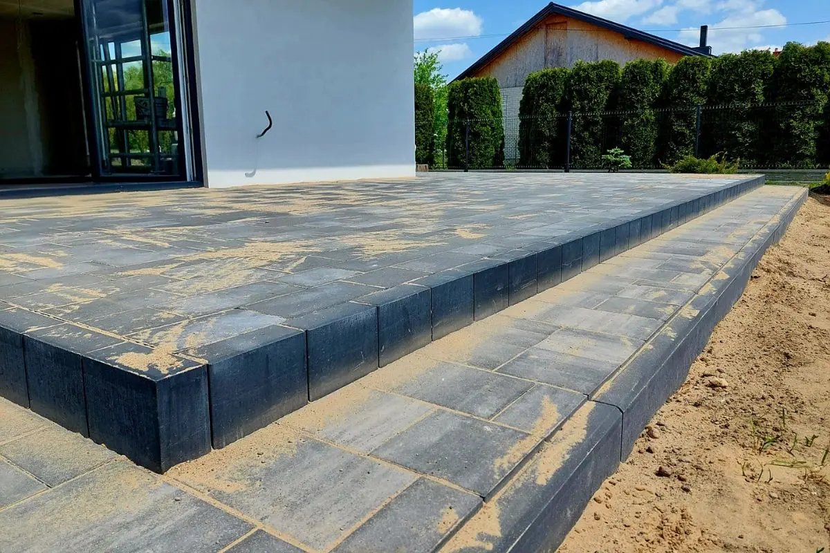 Taras narożny z kostki tarasowej