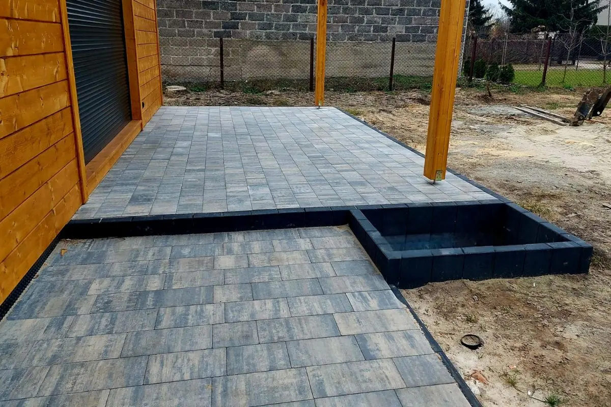 Taras z elementami dekoracyjnymi